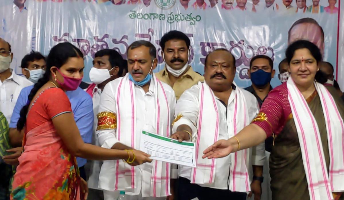 లాంఛనంగా రేషన్‌కార్డుల పంపిణీ ప్రారంభించిన మంత్రులు