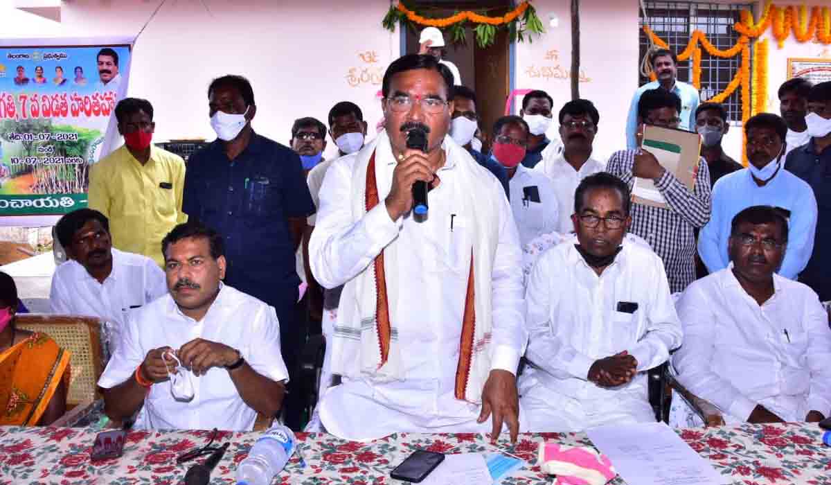 కృష్ణా న‌దిపై జోగులాంబ బ్యారేజీ నిర్మిస్తాం : మంత్రి నిరంజ‌న్ రెడ్డి