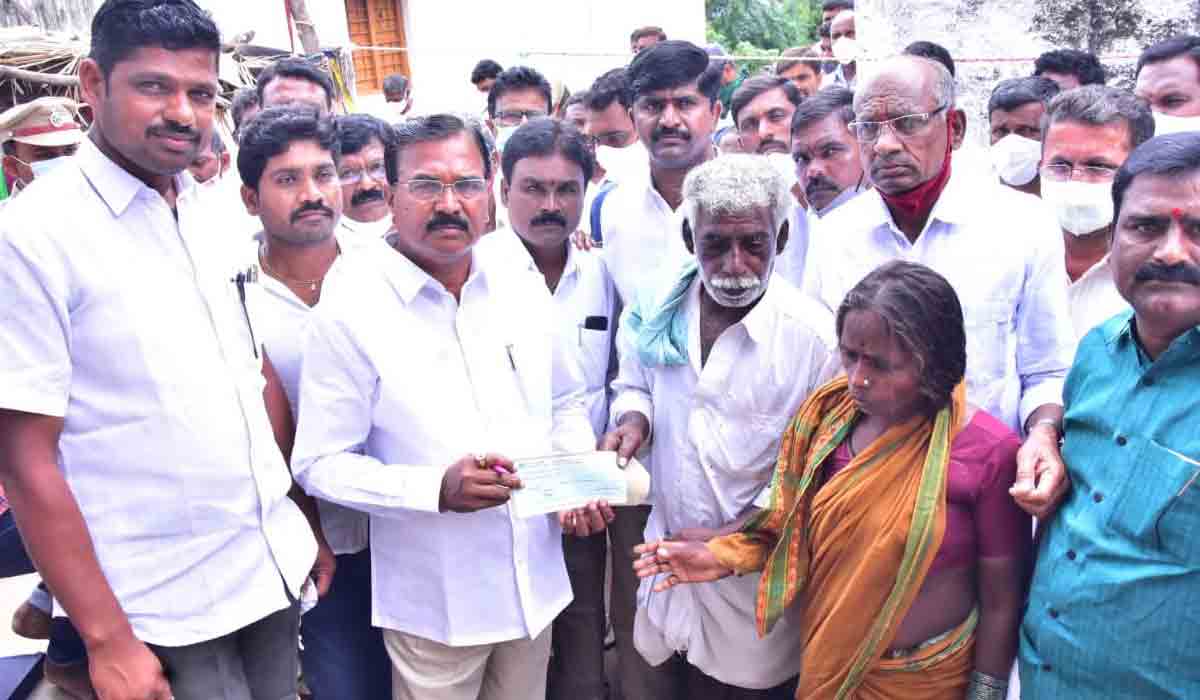 ఆత్మ‌హ‌త్య‌లు చేసుకోవ‌ద్దు.. క‌డుపు శోకం పెట్టొద్దు : మంత్రి నిరంజ‌న్ రెడ్డి