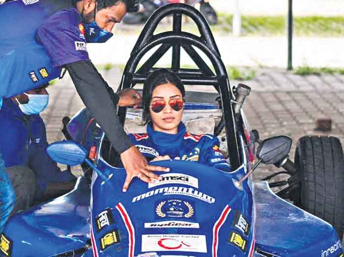 రేసర్‌..నివేదా పేతురాజ్‌!