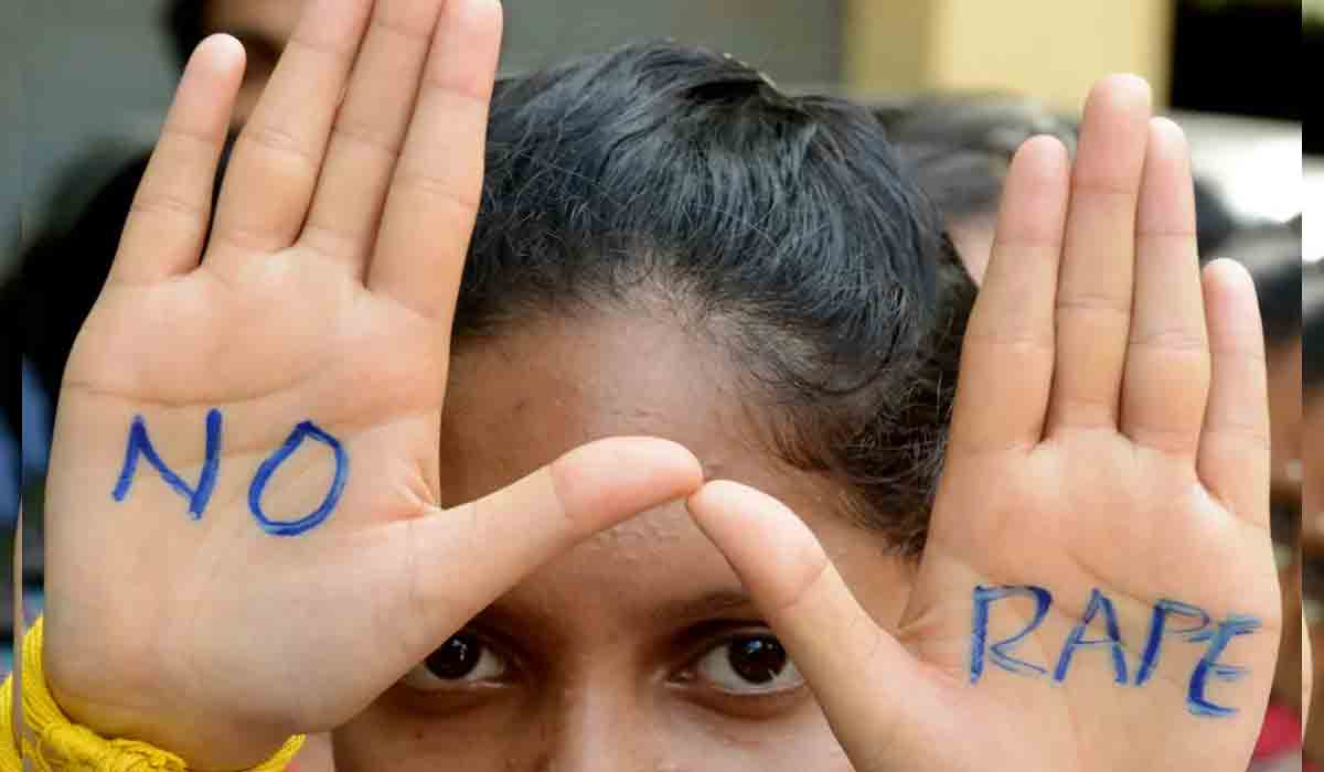 మైనర్‌ బాలికపై లైంగికదాడి.. ముగ్గురు అరెస్ట్‌