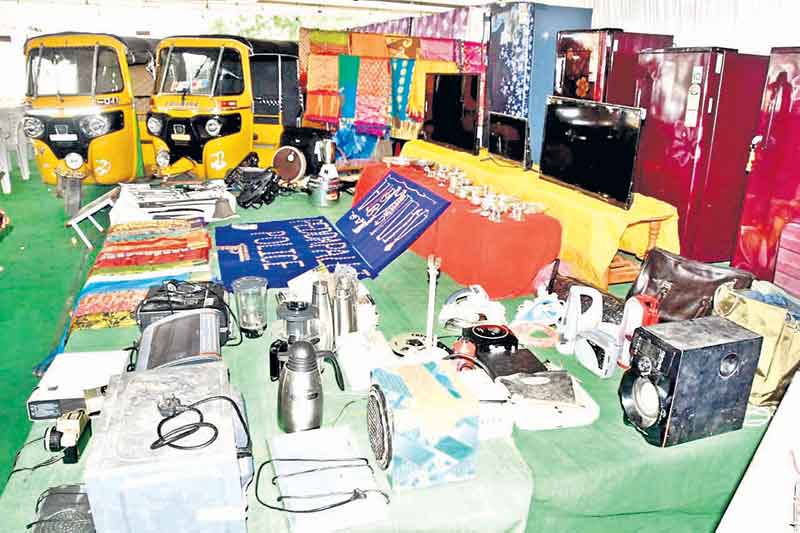 ఏది దొరికితే అదే ఎత్తుకెళ్లారు..