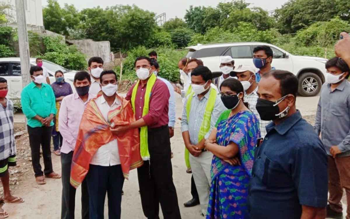 మొక్కలు నాటి సంరక్షించాలి