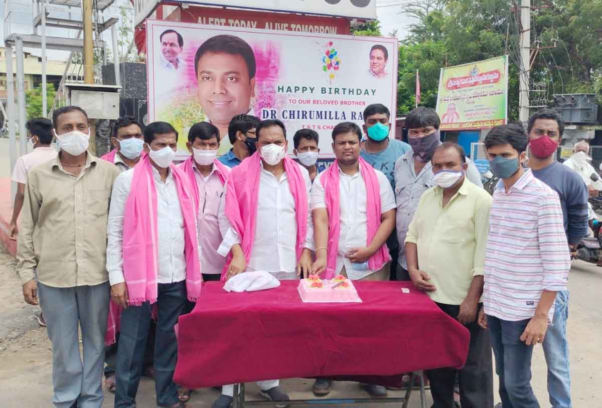 కేక్‌ కట్‌ చేసి.. స్వీట్లు పంచి