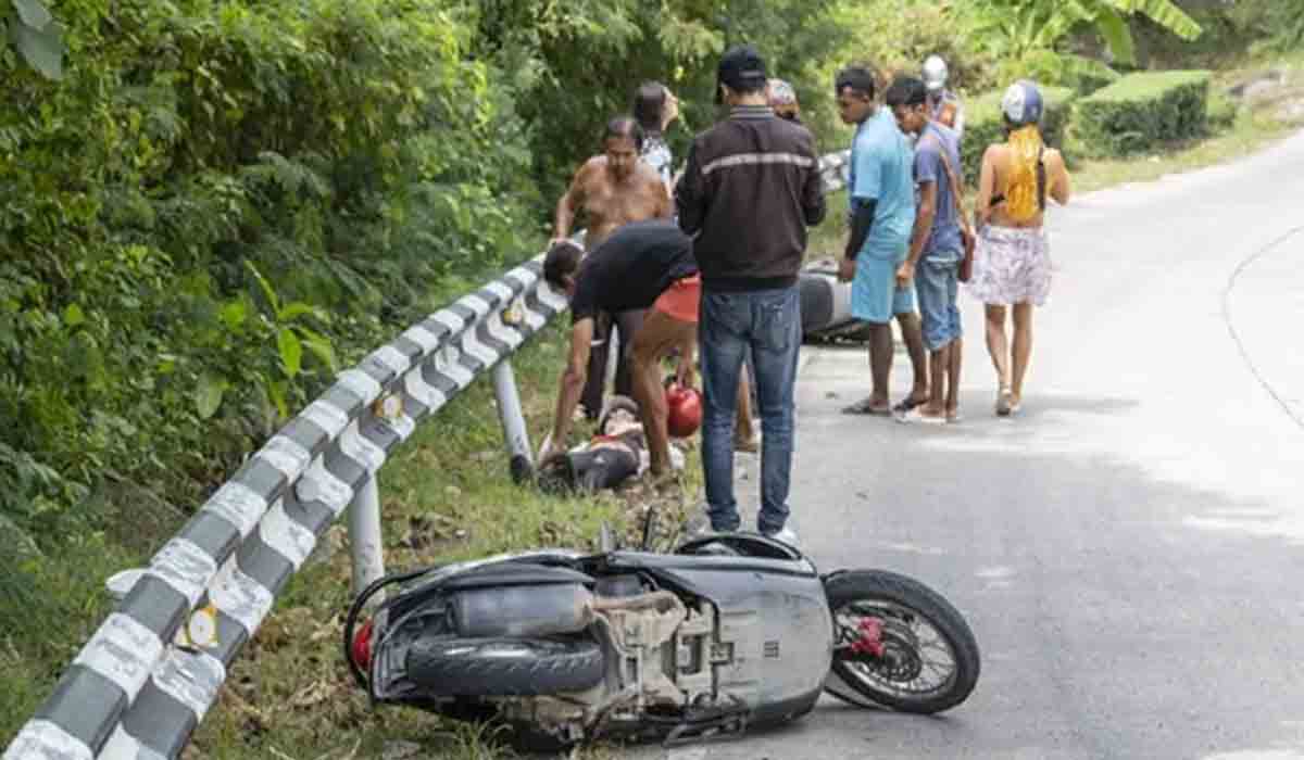 స్కూటీకి అడ్డుగా నెమ‌లి.. యువ‌కుడు మృతి