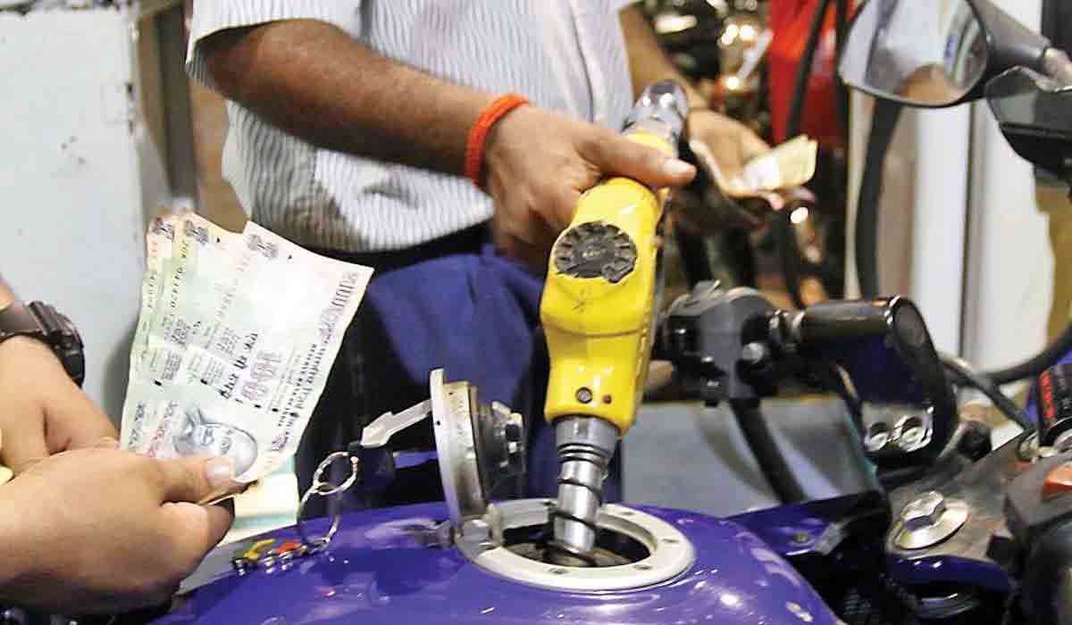 మళ్లీ పెరిగిన పెట్రోల్‌ ధర.. లీటర్‌పై 30 పైసలు వాత