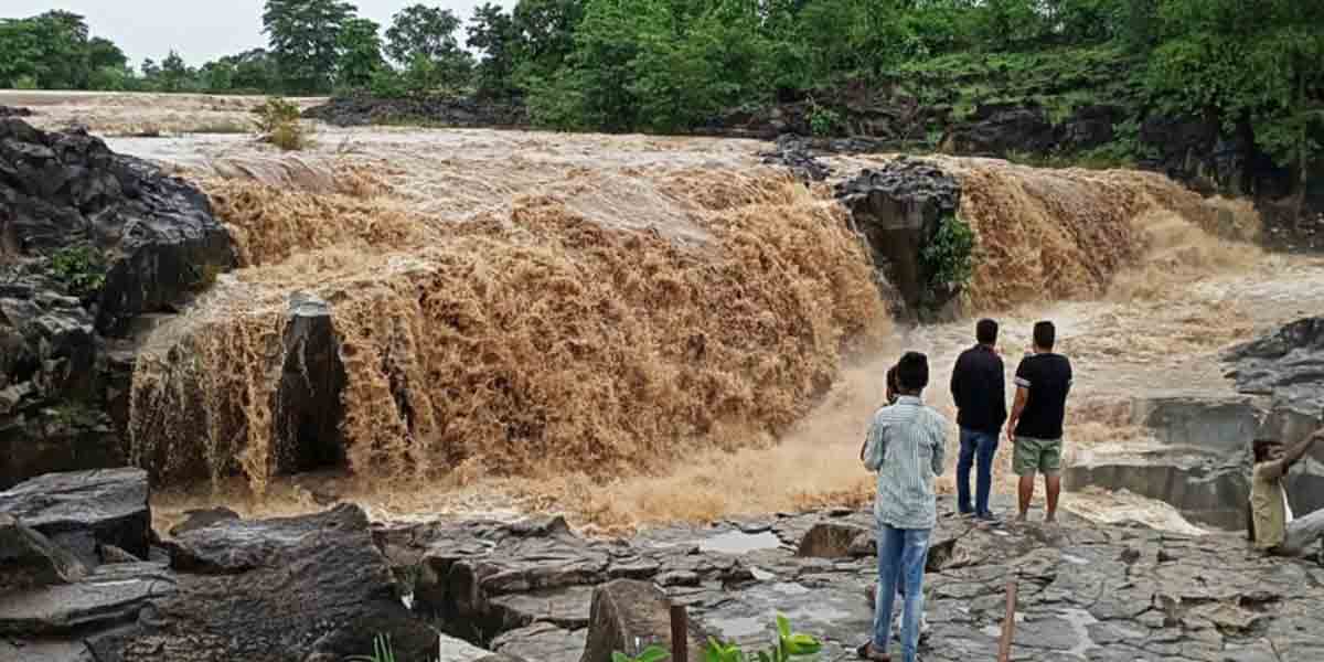 పరవళ్లు తొక్కుతున్న పొచ్చెర జలపాతం
