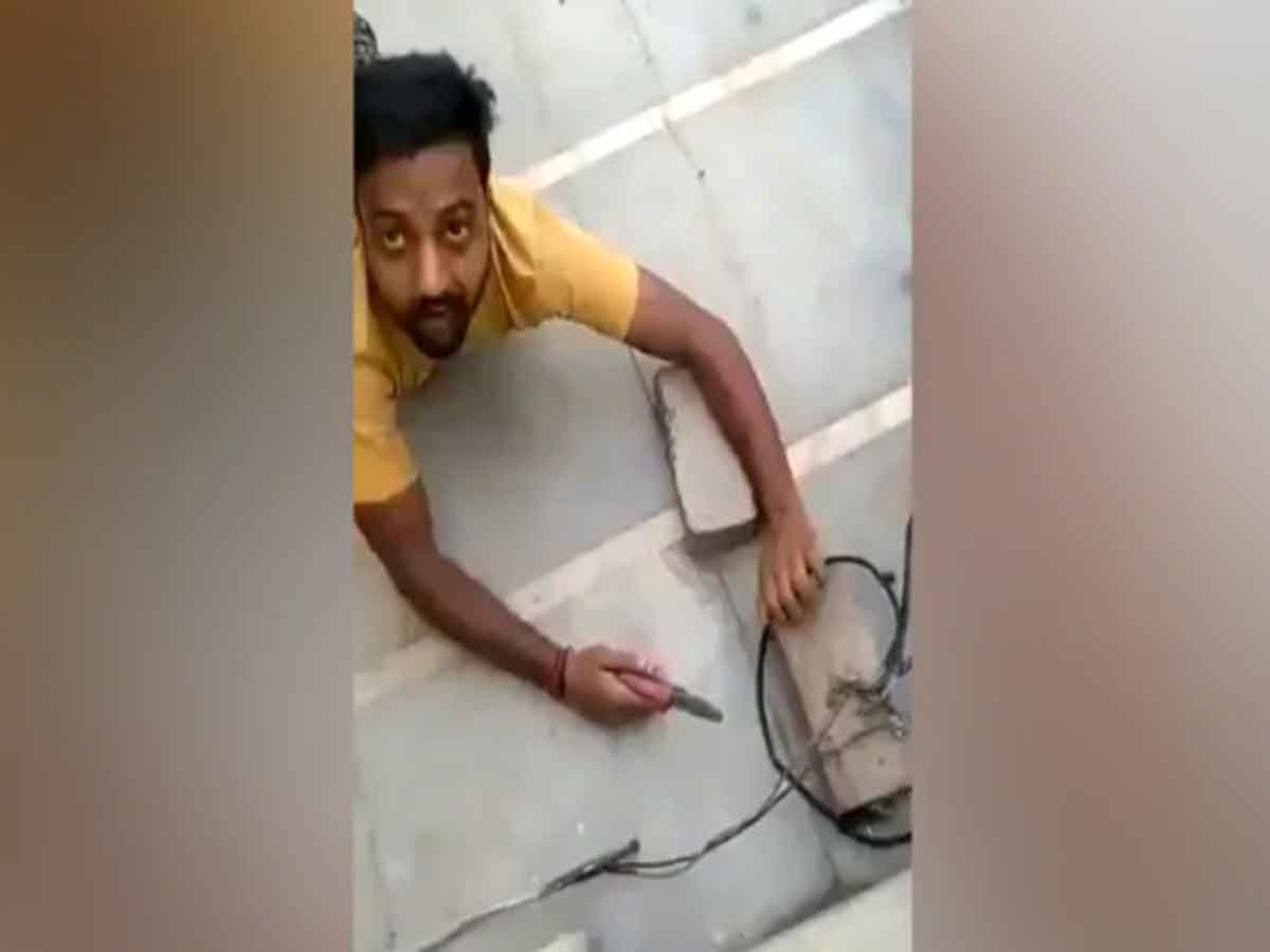 అక్రమ విద్యుత్‌ లైన్‌ తొలగించబోయి.. అడ్డంగా దొరికిపోయాడు