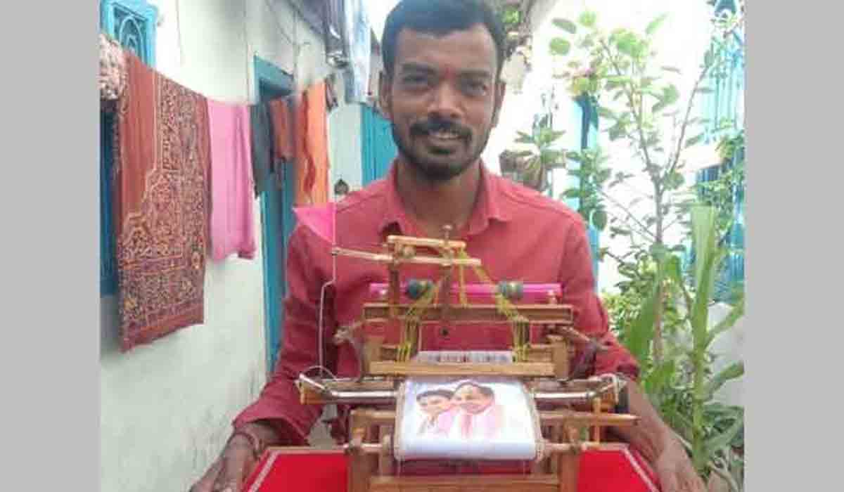 మినీ ప‌వ‌ర్‌లూమ్‌పై కేసీఆర్, కేటీఆర్ చిత్ర‌ప‌టాలు