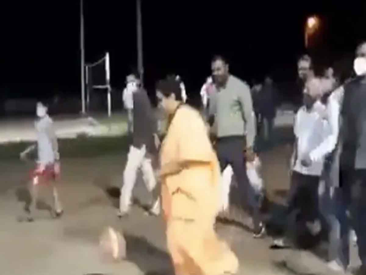 బాస్కెట్‌ బాల్‌ ఆడిన ప్రగ్యా సింగ్‌ ఠాకూర్‌