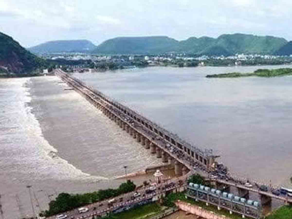 ప్రకాశం బ్యారేజీకి పొటెత్తుతున్న వరద.. నీటమునిగిన లోతట్టు కాలనీలు