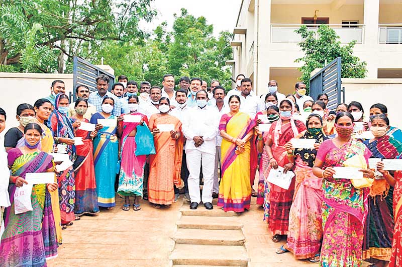 పేద తల్లిదండ్రులకు సీఎం కేసీఆర్‌ అండ