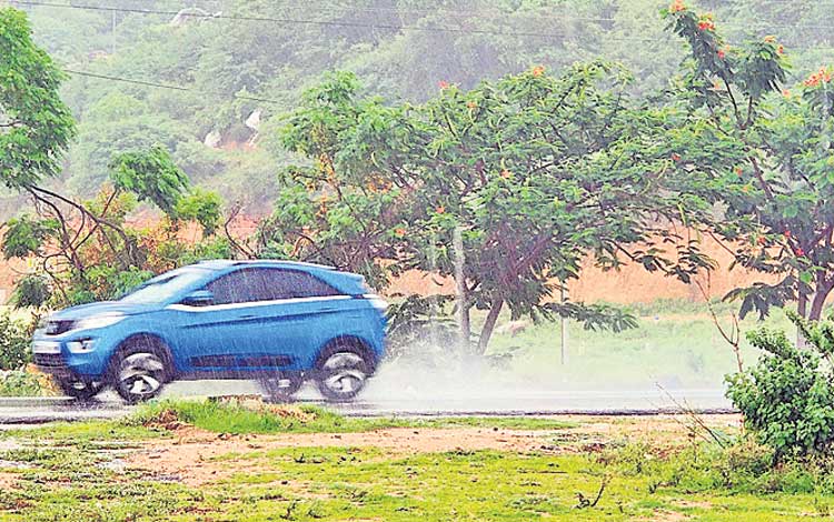 జిల్లాలో మోస్తరు నుంచి భారీ వర్షం