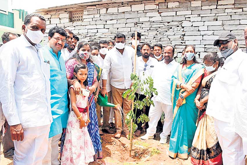 పండుగలా హరితహారం నిర్వహించాలి