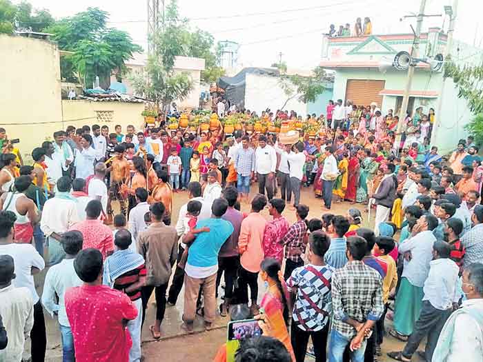 ఘనంగా మహంకాళి బోనాలు