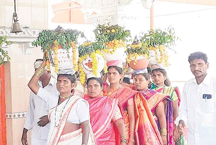 ఊరూరా ఘనంగా బోనాలు