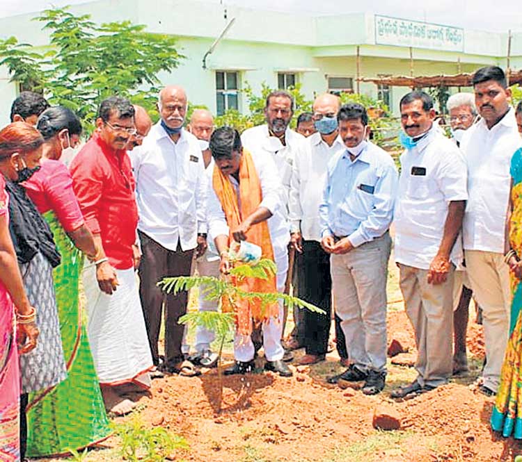 ఇటు అభివృద్ధి.. అటు పారిశుధ్యం