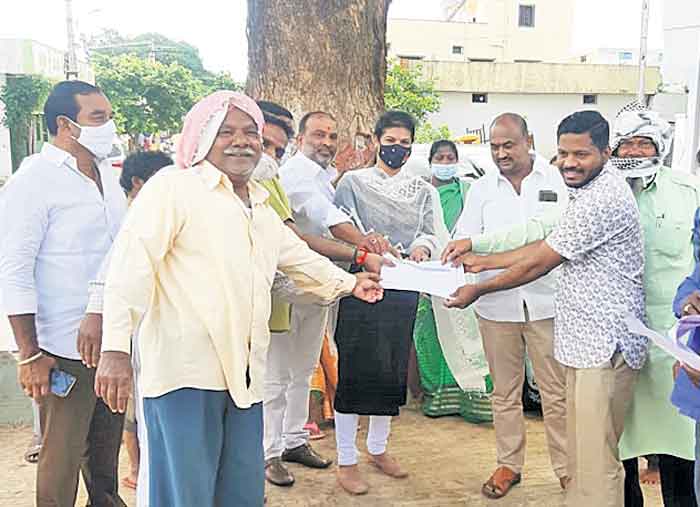 లబ్ధిదారులకు కొత్త రేషన్‌ కార్డులు పంపిణీ