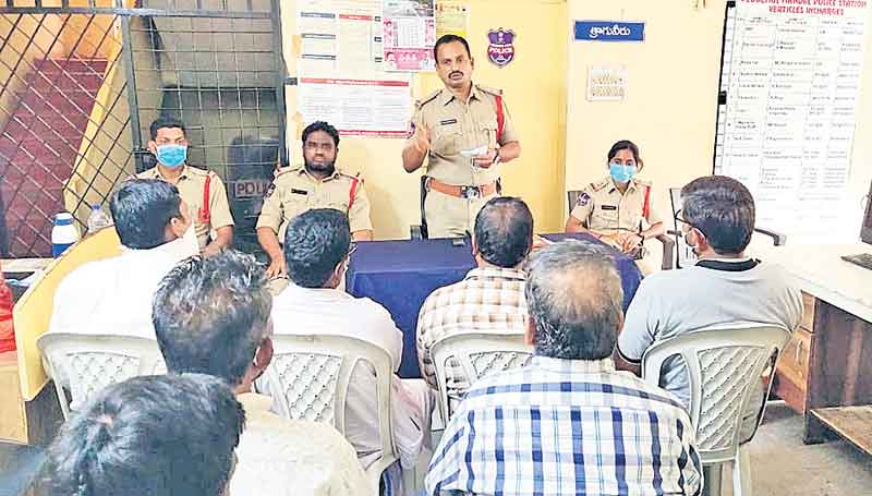 ప్రశాంత వాతావరణంలో పండుగలు జరుపుకోవాలి