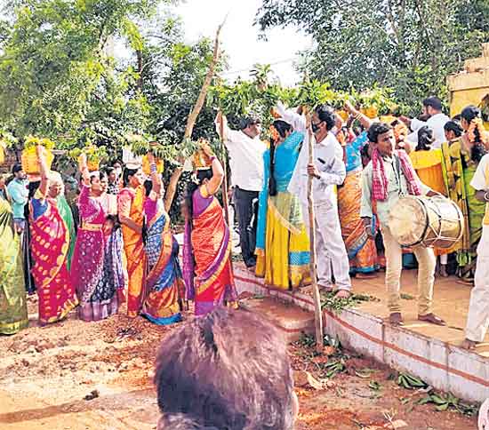 శివసత్తుల పూనకాలు, పోతరాజుల విన్యాసాల మధ్య బోనాల ఊరేగింపు