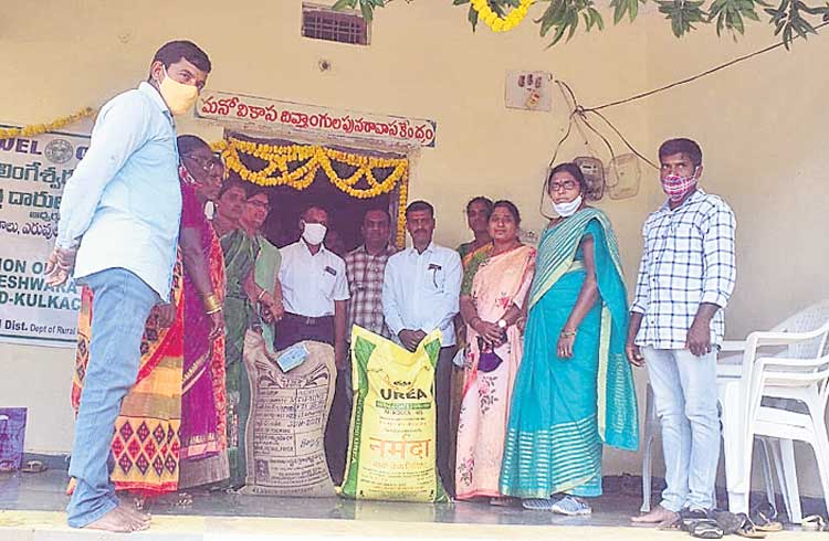 ఎరువులు, విత్తనాల కొనుగోలు కేంద్రం ప్రారంభం