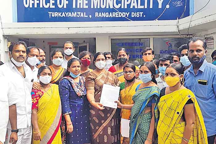 న్యాయం చేయాలని చైర్‌పర్సన్‌కు వినతి