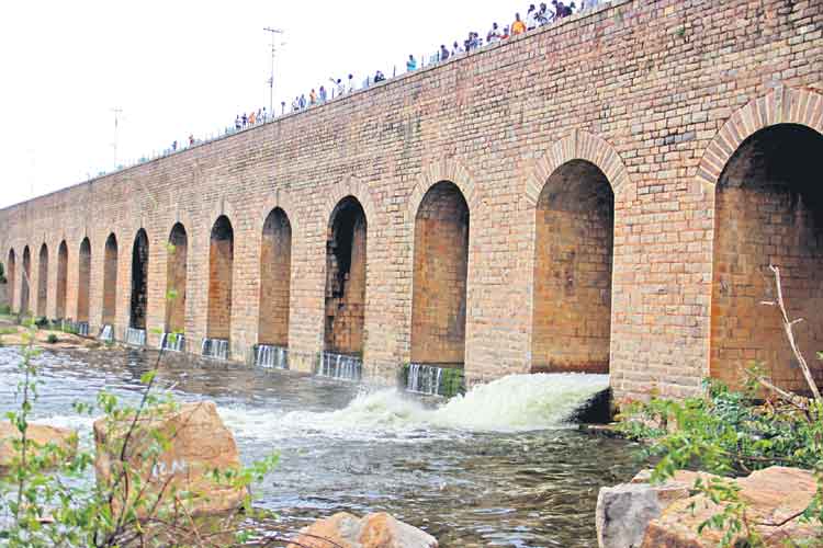 జంట జలాశయాలకు జలకళ