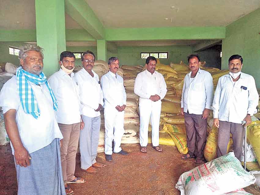 సకాలంలో ఎరువులు అందించాలి