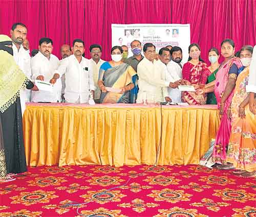 పేదల అభ్యున్నతే ప్రభుత్వ ధ్యేయం