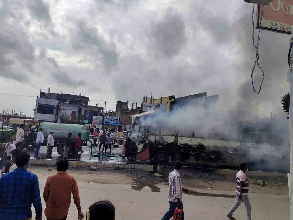 ఆర్టీసీ సూపర్‌ లగ్జరీ బస్సు దగ్ధం.. తృటిలో బయటపడ్డ ప్రయాణికులు