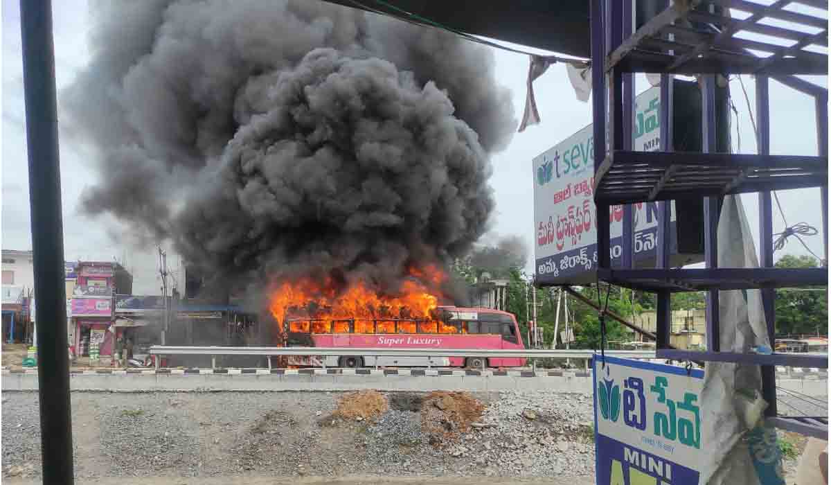 జ‌న‌గామ‌.. ఆర్టీసీ బ‌స్సులో చెల‌రేగిన మంట‌లు