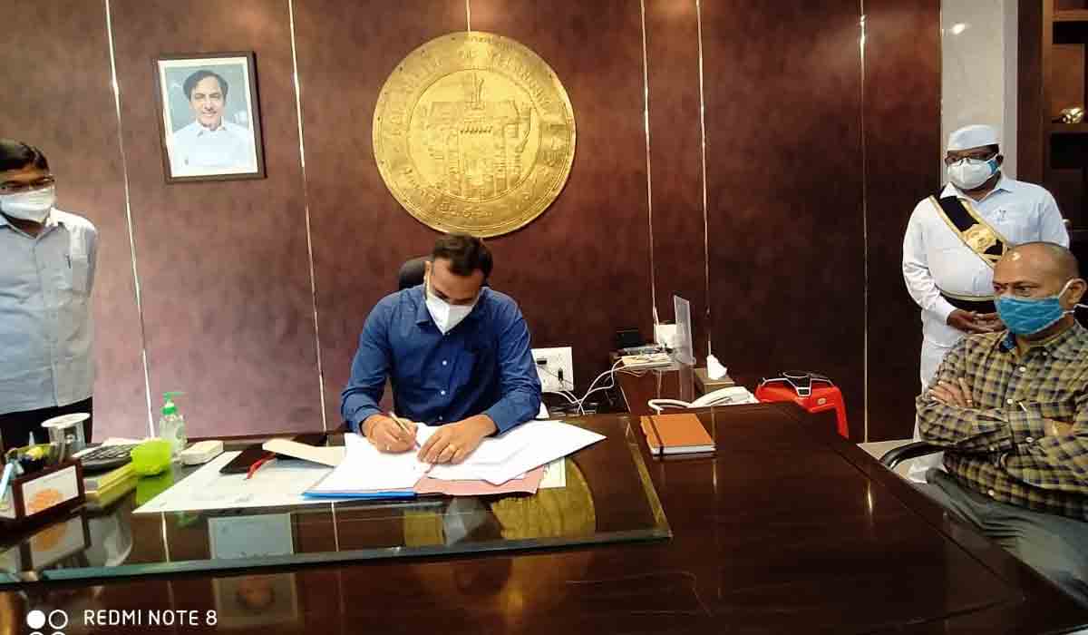 బాధ్య‌త‌లు స్వీక‌రించిన ఆ మూడు జిల్లాల క‌లెక్ట‌ర్లు