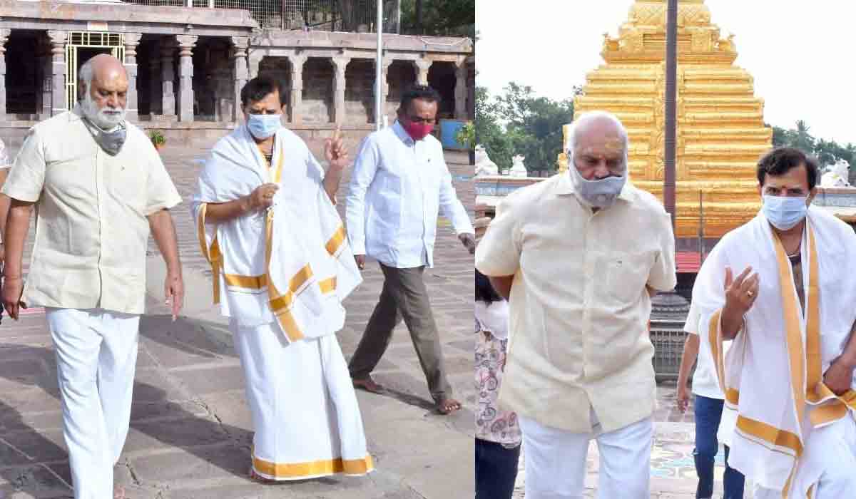 భ్రమరాంబమల్లికార్జున స్వామిని దర్శించుకున్న దర్శకుడు రాఘవేంద్రరావు