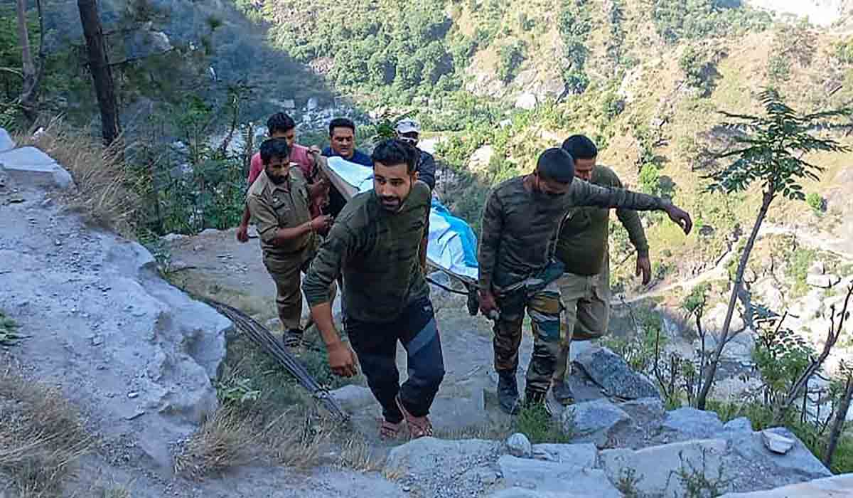 లోయలో పడిన కారు.. ఐదుగురు దుర్మరణం