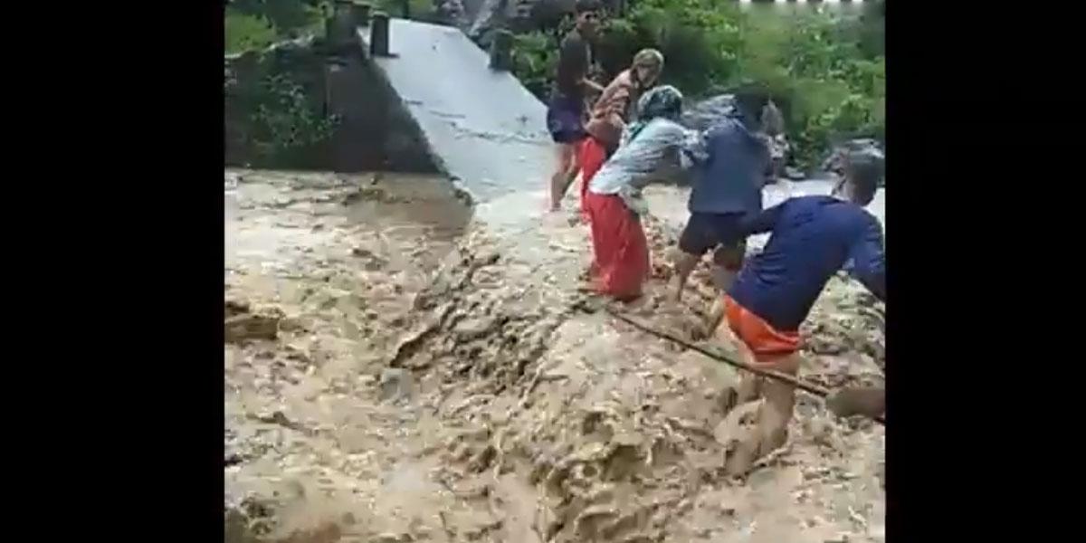 ప్రాణాలను ప‌ణంగా పెట్టి న‌దిని దాటుతున్న జ‌నం.. వీడియో