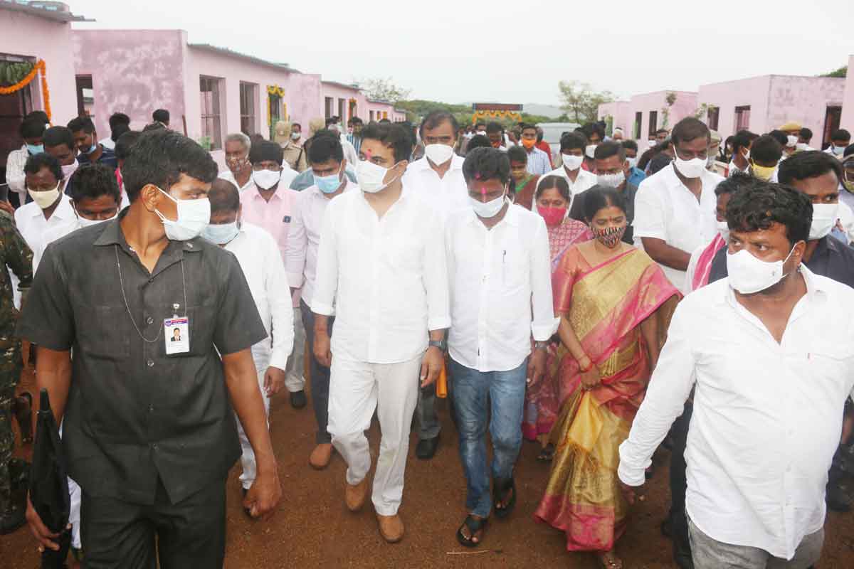 ప్రారంభిస్తూ.. హామీలిస్తూ..