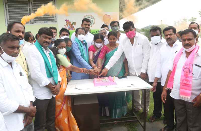 మొక్కలు నాటి..అభిమానాన్ని చాటి..