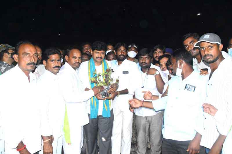 కొదురుపాకను ఆదర్శంగా నిలుపుతాం