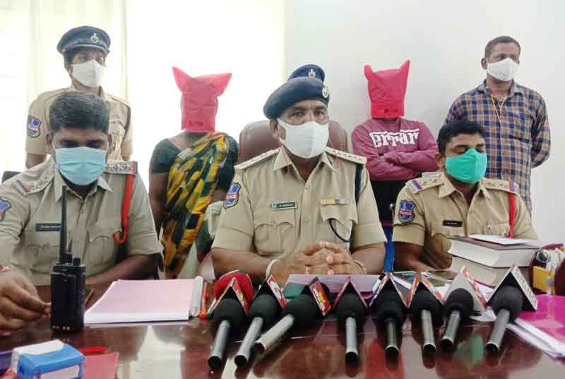 బీమా డ‌బ్బుల కోసం.. ప్రియుడితో భర్తను హత్య చేయించింది..