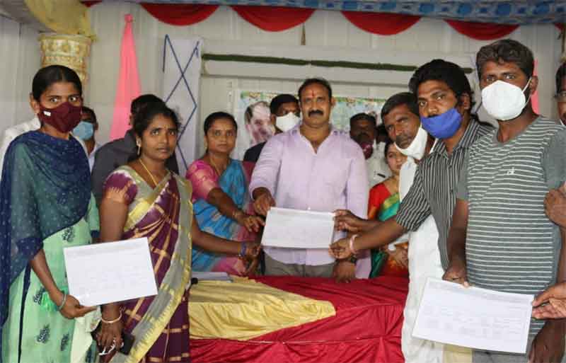 పారదర్శకంగా రేషన్‌ కార్డులు అందజేత