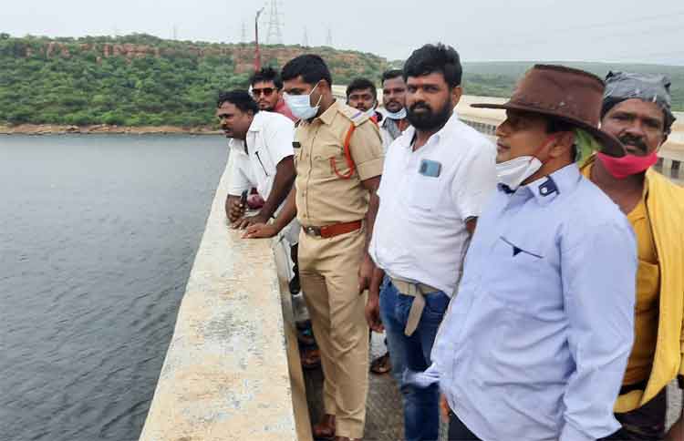 కుటుంబ సభ్యులతో కలిసి జెన్‌కో ఉద్యోగి ఆత్మహత్య..?