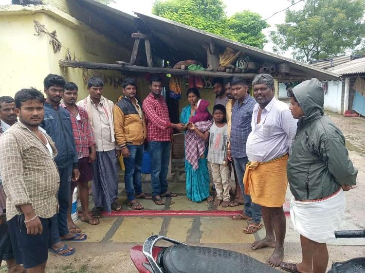 బాధితులకు ఆర్థిక సాయం