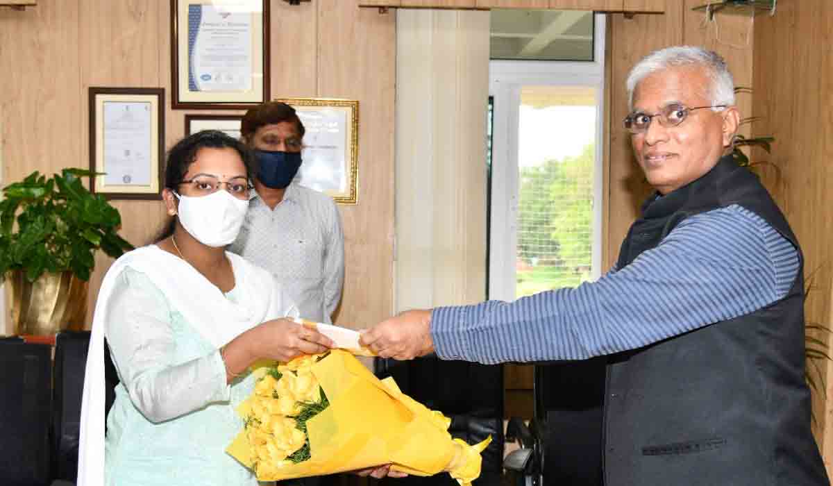 తెలంగాణ వర్సిటీని సందర్శించిన డెప్యూటీ కలెక్టర్‌ సంతోషి