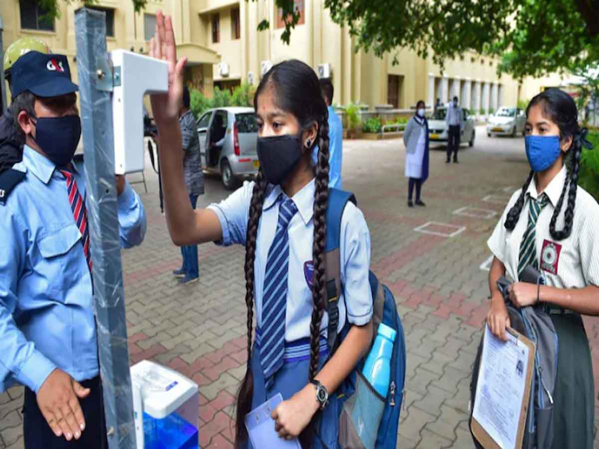 దశలవారీగా స్కూళ్లు తెరువవచ్చు: ఎయిమ్స్ చీఫ్