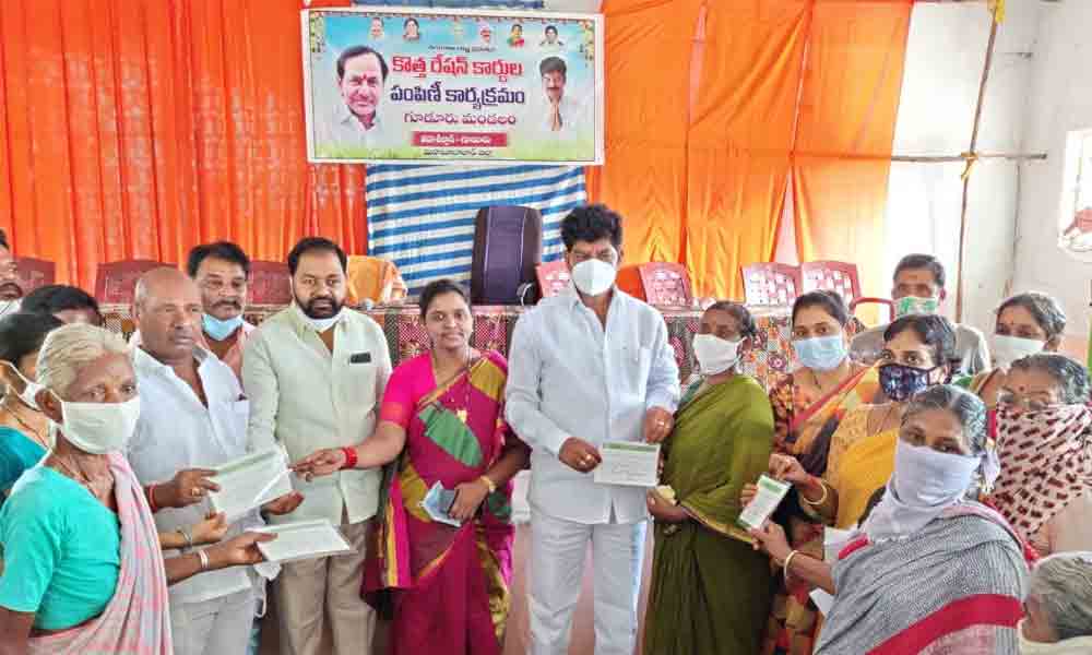 కొత్త రేషన్కార్డులు పంపిణీ చేసిన ఎమ్మెల్యే శంకర్నాయక్