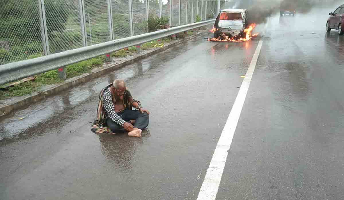 ఔటర్‌పై కారులో మంటలు.. ఒకరికి తీవ్ర గాయాలు