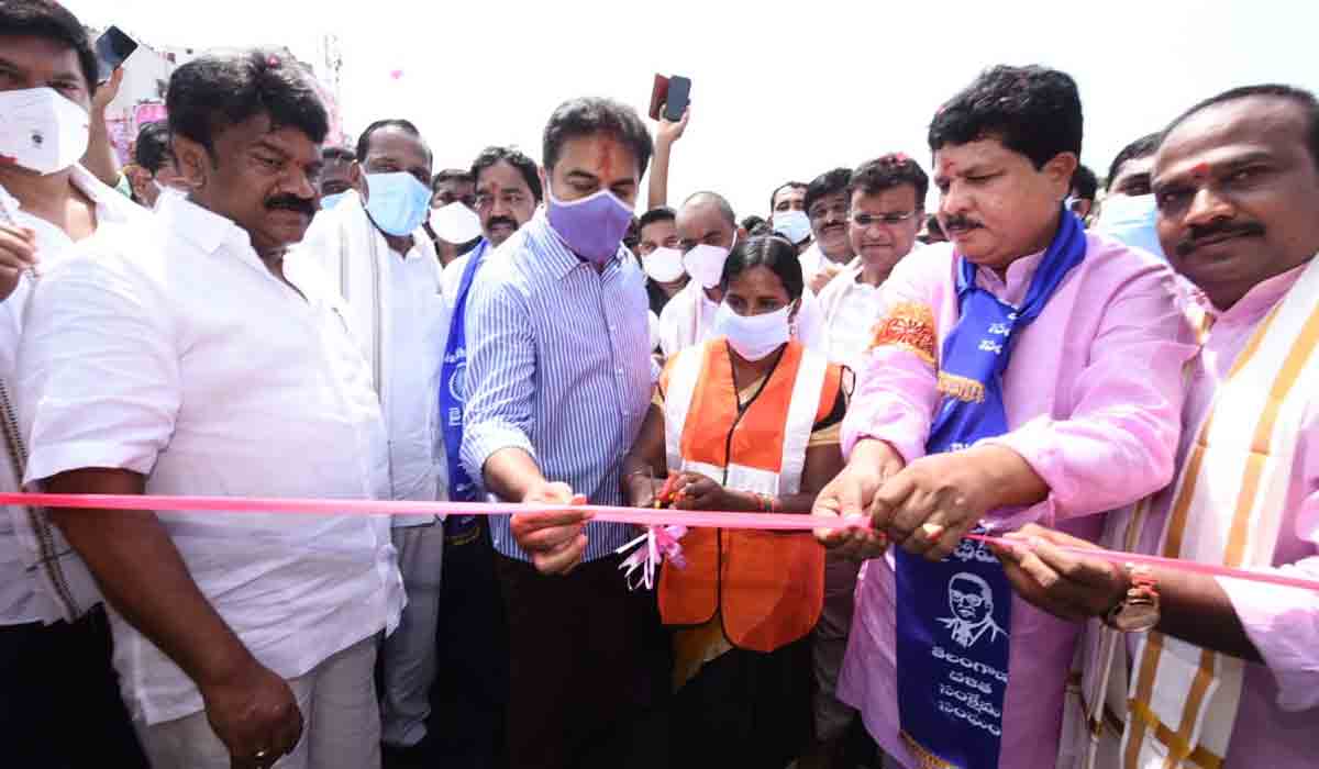 బాలానగర్ ఫ్లై ఓవర్ రిబ్బన్ కట్టింగ్ చేసిందేవరో తెలుసా?