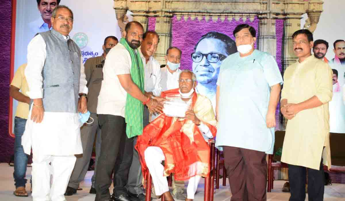 డాక్ట‌ర్ ఎల్లూరి శివారెడ్డికి దాశ‌ర‌థి అవార్డు ప్ర‌దానం