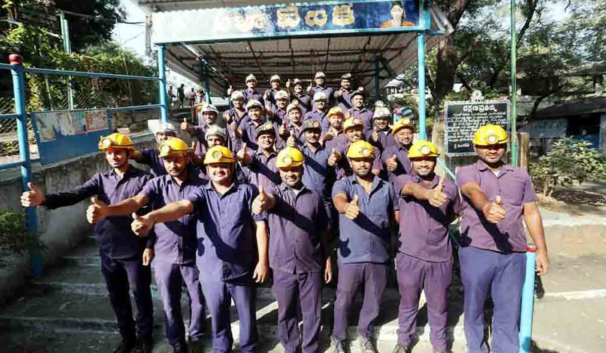 సింగరేణిలో పదవీ విరమణ వయసు 61 ఏళ్లకు పెంపు