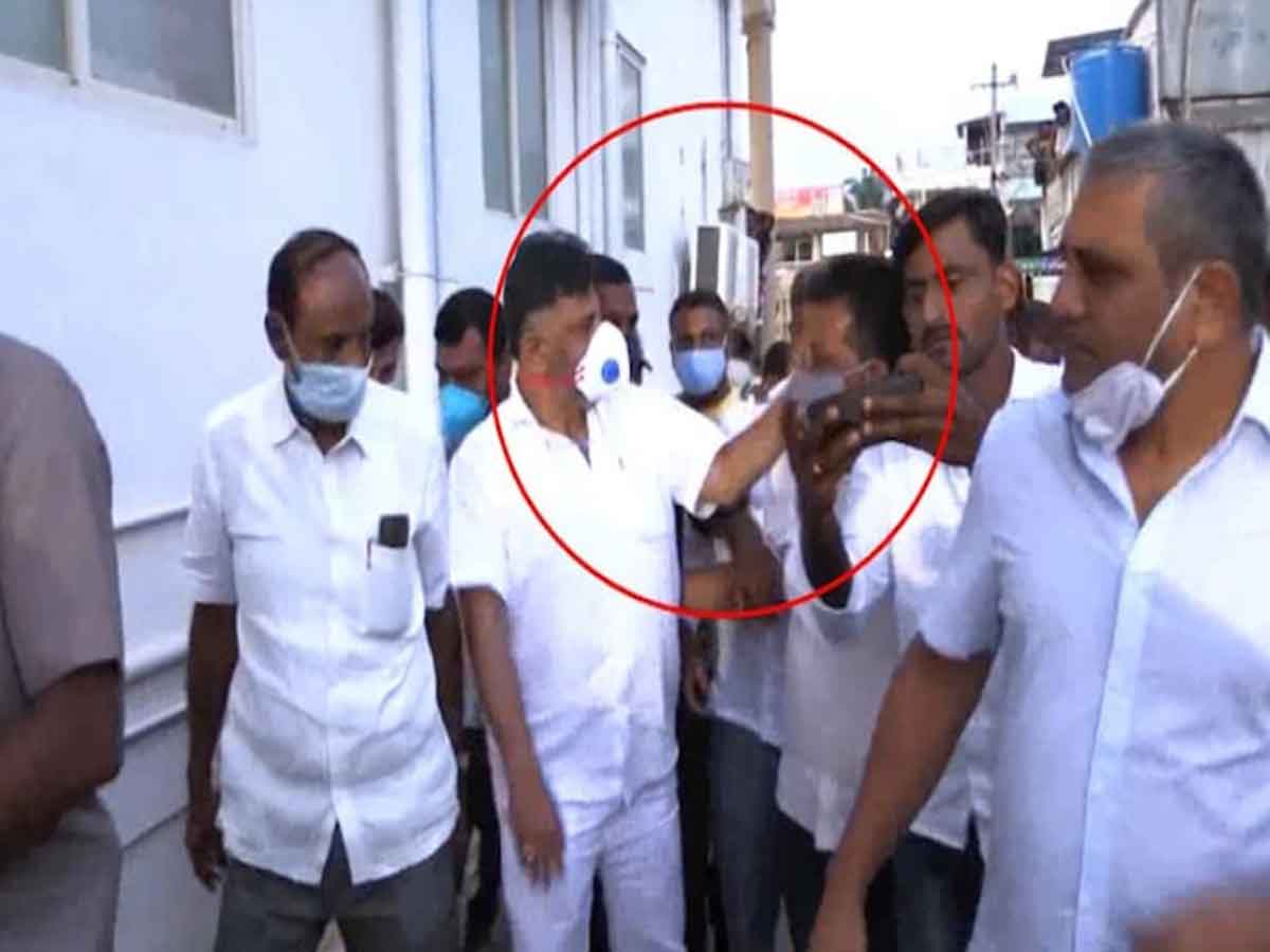 కార్యకర్తను చెంపపై కొట్టిన కర్ణాటక కాంగ్రెస్‌ చీఫ్‌